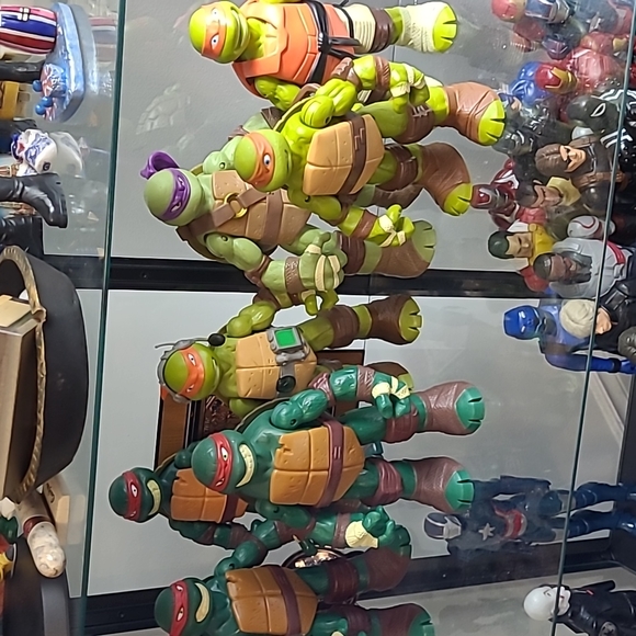 7 Ninja Turtles Action Figures - Picture 3 of 3